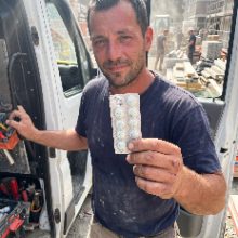 Handwerker mit einem Blister PeakGum