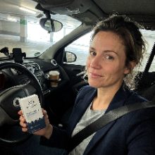 Frau im Auto mit einer Packung PeakGum