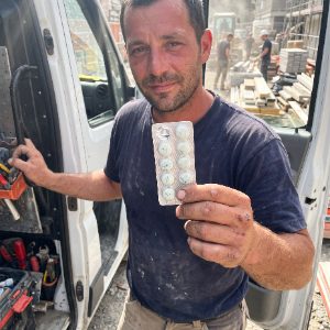 Handwerker mit einem Blister PeakGum
