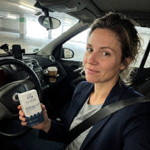 Frau im Auto mit einer Packung PeakGum